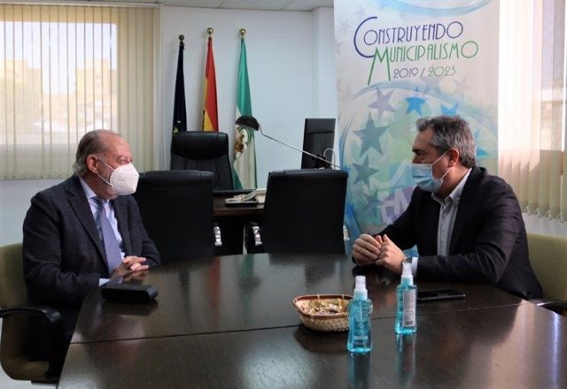 El presidente de la FAMP, Fernando Rodríguez Villalobos, reunido con el secretario general del PSOE-A, Juan Espadas.