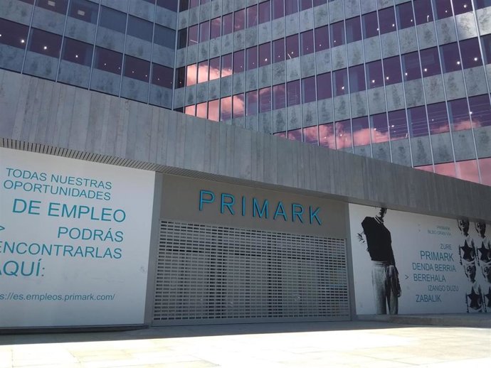 Archivo - Tienda de Primark ubicada en la Torre Bizkaia de Bilbao 
