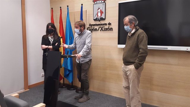 Laura Tuero (portavoz de Podemos-Equo Xixón), Daniel Ripa (diputado Podemos Asturies, y Javier Civieta, responsable de la Comisión de Salud de la Federación de Asociaciones Vecinales de Gijón (FAV), en rueda de prensa en el Ayuntamiento de Gijón