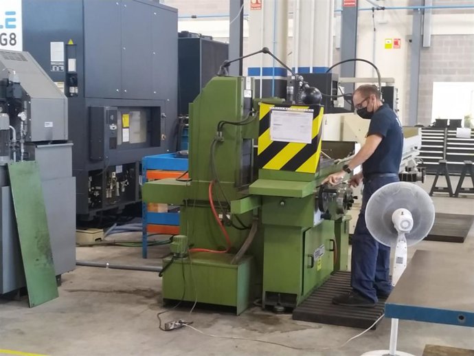 Archivo - Trabajador metalúrgico