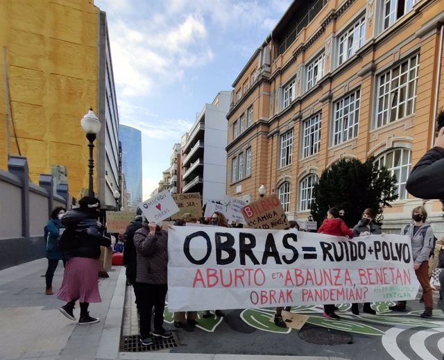 Manifestación de familias del Colegio Cervantes, en Bilbao