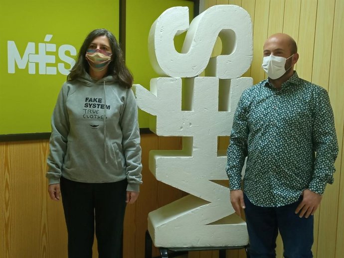 Truyol posa en la sede de MÉS con la sudadera de Top Manta.