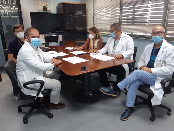 Archivo - María Jesús Botella, en una reunión con el equipo directivo del Hospital de Montilla.