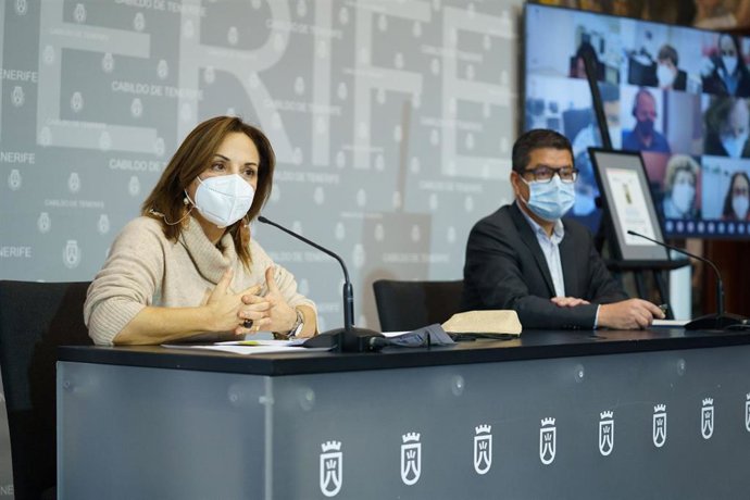 La consejera de Presiencia del Cabildo de Tenerife, Berta Pérez, y el director insular de Modernización, Daniel González, en la presentación del balance de actividad del servicio de atención ciudadana