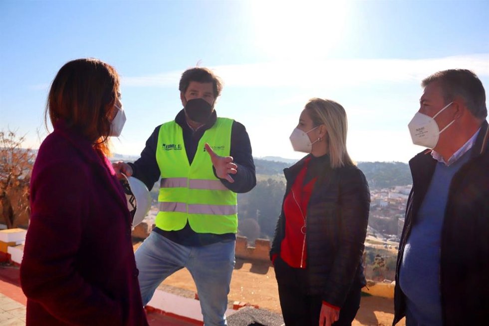 La alcaldesa de Alcalá de Guadaíra, Ana Isabel Jiménez, segunda por la derecha, visita las obras en el entorno del Santuario de la Virgen del Águila.