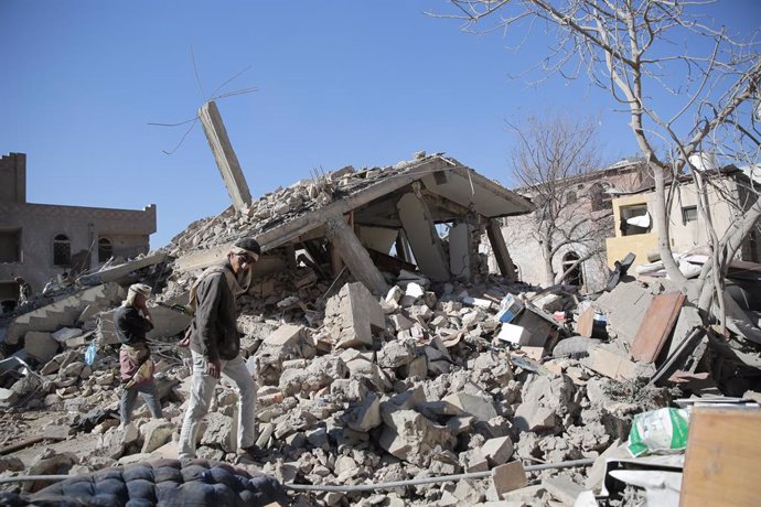 18 January 2022, Yemen, Sanaa: Yemeni people inspect a damaged building at the site of a Saudi-led air strike on Sanaa. Photo: Hani Al-Ansi/dpa