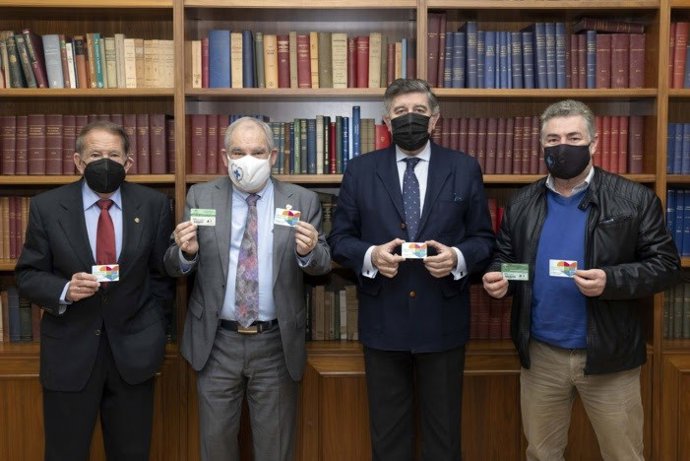 Manuel Pérez, presidente del Colegio de Farmacéuticos de Sevilla (segundo por la derecha) y José Antonio Neto, presidente de la Fundación Avenzoar (primero por la izquierda), junto a miembros de la Asociación de Donantes de Sangre, Tejidos y Órganos.