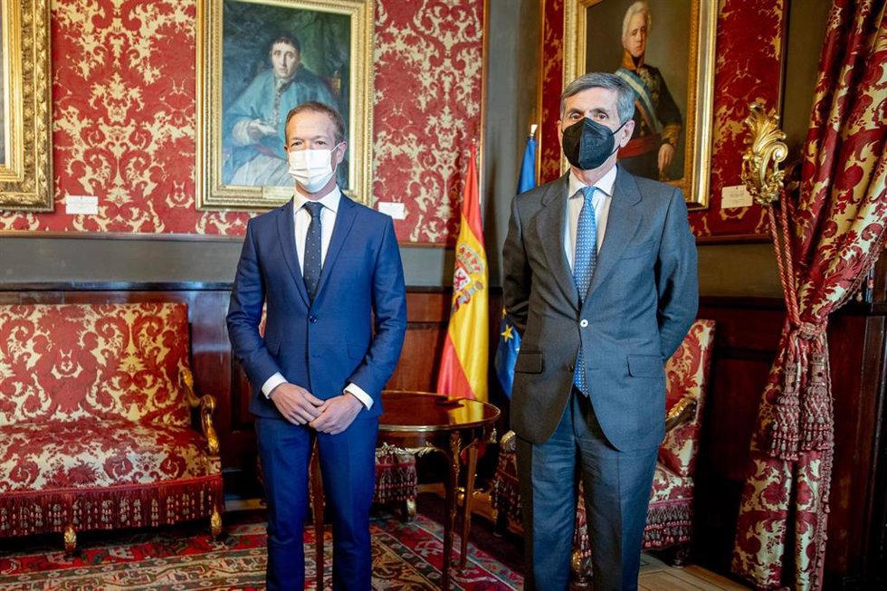 El presidente del Senado, Ander Gil, y el presidente del Tribunal Constitucional, Pedro González-Trevijano.