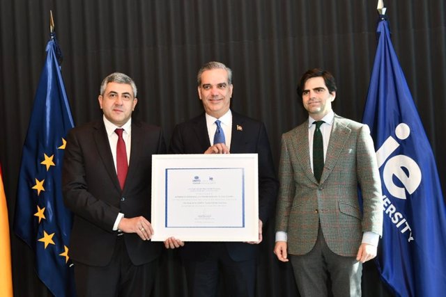 El secretario general de la OMT, Zurab Pololikashvili; el presidente de República Dominicana, Luis Abinader, y el CEO de IE University, Diego del Alcázar Benjumea, en la firma del acuerdo.
