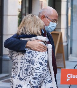 Francisco Igea abraza a Verónica Casado antes de arrancar el acto de presentación de la candidatura de Cs por Valladolid.