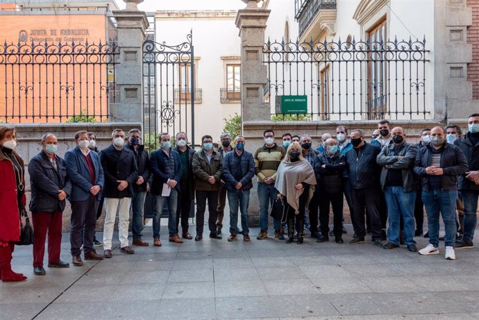 Alcaldes y concejales socialistas de Almería se concentra frente a la sede de la Junta.