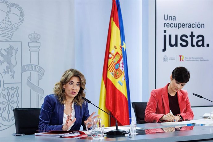 La ministra de Transportes, Movilidad y Agenda Urbana, Raquel Sánchez (i), y la ministra Portavoz, Isabel Rodríguez, comparecen tras la reunión del Consejo de Ministros en Moncloa, a 18 de enero de 2022, en Madrid, (España).