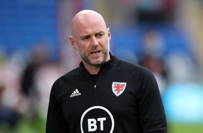 Archivo - 30 March 2021, United Kingdom, Cardiff: Wales caretaker manager Robert Page speaks during an interview ahead of the 2022 FIFA World Cup European Qualifiers Group E soccer match between Wales and Czech Republic at Cardiff City Stadium. Photo: N