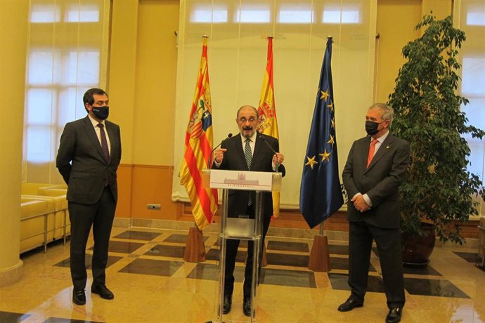 El presidente de Aragón, Javier Lambán, el presidente de CEOE-Aragón, Ricardo Mur, y el presidente de Pikolin y premio empresario 2022, Alfonso Solans.