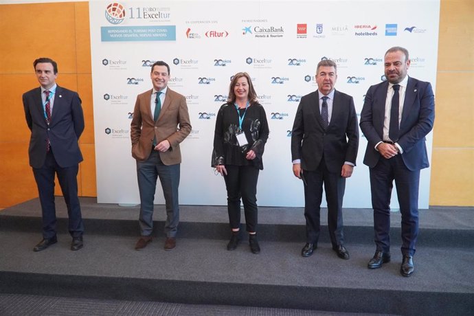 La presidenta Armengol, junto al presidente de la Junta de Andalucía, Juan Manuel Moreno; los presidentes de Air Nostrum, Carlos Bertomeu, y de Palladium Hotel Group, Abel Matutes, y de Gabriel Escarrer, presidente de Exceltur, en la presentación del ac