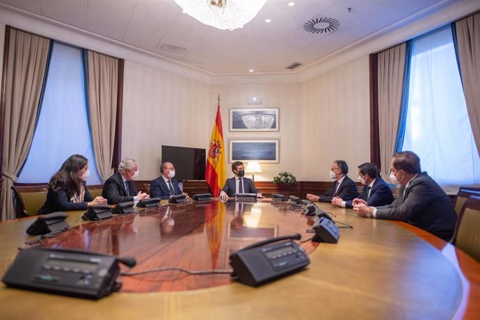 Los alcaldes de Don Benito y Villanueva de la Serena, junto al presidente del PP de Extremadura, José Antonio Monago, se reúnen en el Congreso con el presidente del PP, Pablo Casado