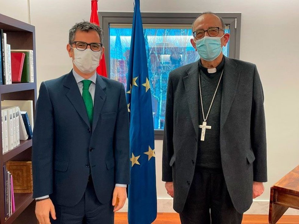 El minsitro de Presidencia, Félix Boñaños, y el presidente de la Conferencia Espiscopal Española, el cardenal arzobispo de Barcelona, Juan José Omella