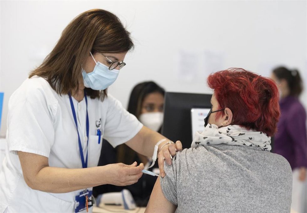Una mujer recibe la tercera dosis de la vacuna contra el Covid-19, en el Hospital Enfermera Isabel Zendal, a 13 de enero de 2022, en Madrid, (España).