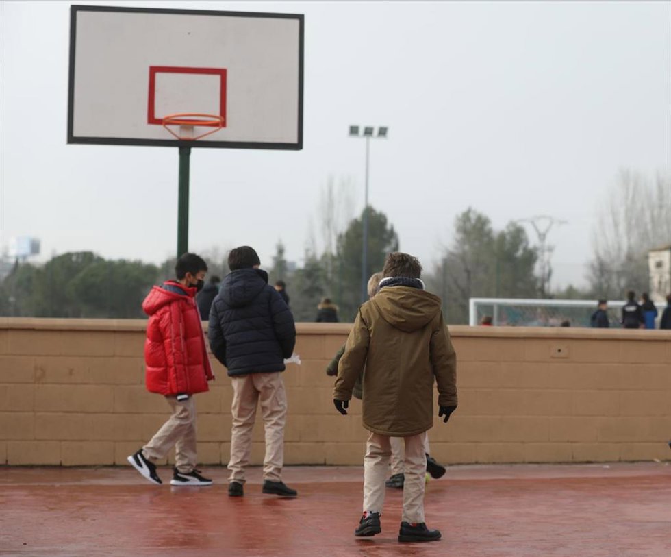 Varios niños juegan en el recreo durante el primer día de clase presencial tras la Navidad.