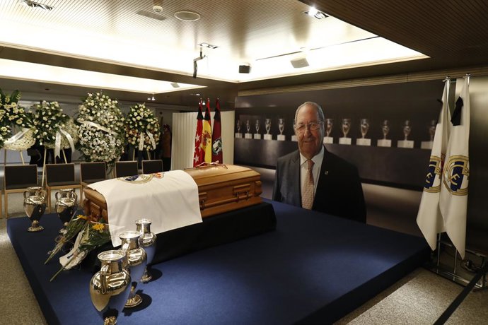 Vista de la capilla ardiente con los restos mortales de Paco Gento, en el palco de honor del Estadio Santiago Bernabéu, a 18 de enero de 2022, en Madrid (España). La leyenda del Real Madrid y único jugador en la historia del fútbol en ganar seis Copas d