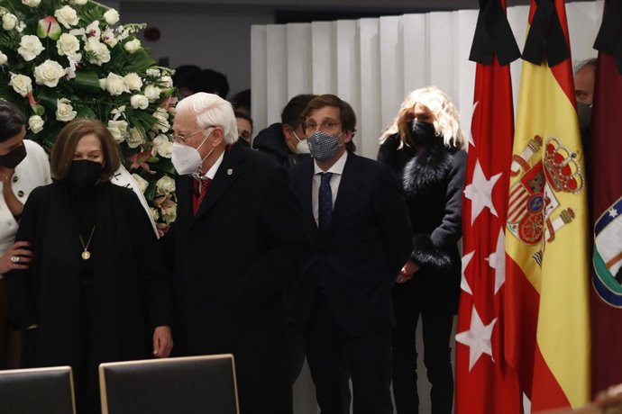 El Padre Ángel (2i) y el alcalde de Madrid, José Luis Martínez-Almeida (3i) asisten a la capilla ardiente con los restos mortales de Paco Gento, en el palco de honor del Estadio Santiago Bernabéu, a 18 de enero de 2022, en Madrid (España). La leyenda de