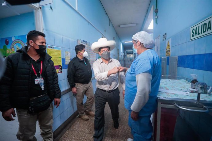El presidente de Perú, Pedro Castillo, visita un hospital de Lima.