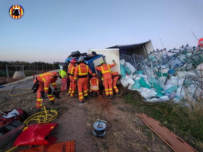 Bomberos excarcelan a un conductor de un camión que se ha salido de vía en la AP-7 cuando transportaba material de hospital