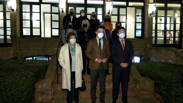 Diversas autoridades posan en la Residencia García Lorca de Madrid antes de la presentación de los actos del centenario del concurso de cante jondo de Granada.