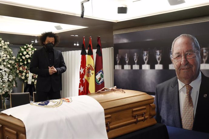 El defensa del Real Madrid Marcelo asiste a la capilla ardiente con los restos mortales de Paco Gento, en el palco de honor del Estadio Santiago Bernabéu