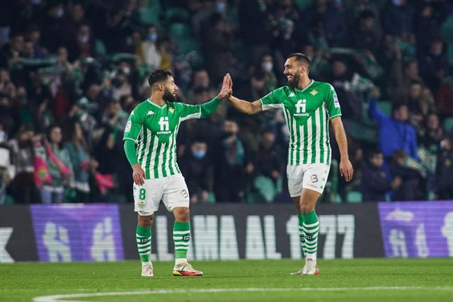 Borja Iglesias y Nabil Fekir chocan las manos tras un gol al Alavés en el Benito Villamarín