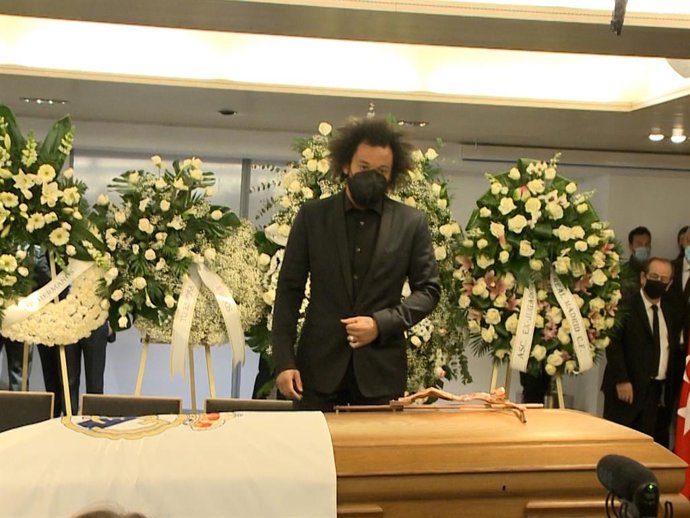 Marcelo frente al féretro de Paco Gento en la Capilla Ardiente instalada en el Palco del estadio Santiago Bernabeu