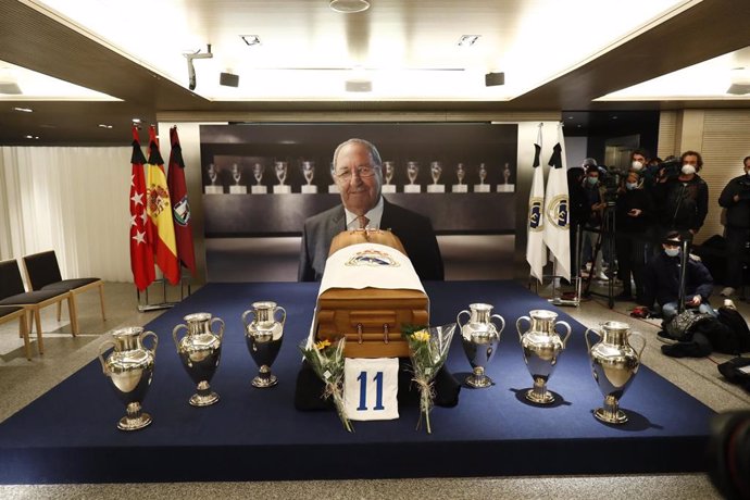 Vista de la capilla ardiente con los restos mortales de Paco Gento, en el palco de honor del Estadio Santiago Bernabéu, a 18 de enero de 2022, en Madrid (España). La leyenda del Real Madrid y único jugador en la historia del fútbol en ganar seis Copas d