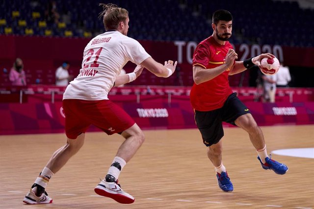 Archivo - El internacional español de balonmano Eduardo Gurbindo durante el España-Noruega de Tokyo 2020