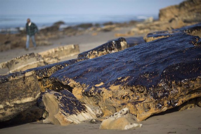 Imagen de archivo de vertido de petróleo en una playa