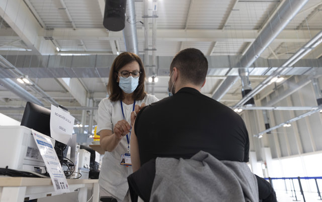 Un hombre recibe la tercera dosis de la vacuna contra el Covid-19, en el Hospital Enfermera Isabel Zendal