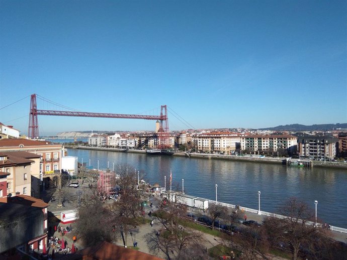 Soleado en la costa vasca (archivo)