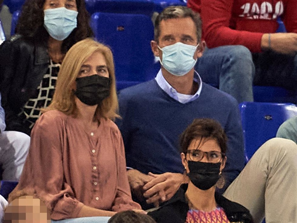 La Infanta Cristina  e Iñaki Urdangarín, el pasado mes de octubre en el debut de su hijo Pablo con el Bara de balonmano