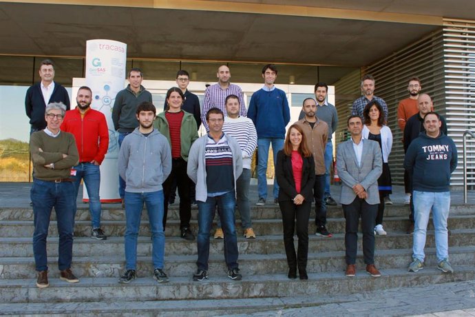 Imagen del área de Ingeniería de Software y SIG de Tracasa, que gestiona el negocio de la empresa en el sector de aguas, delante de las instalaciones de la compañía.