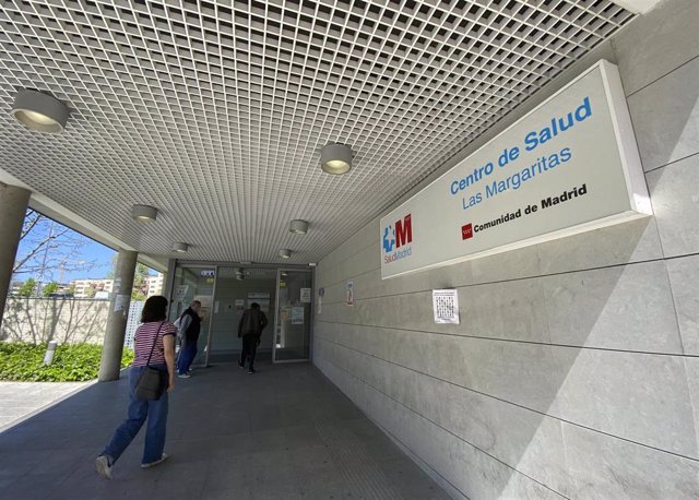 Archivo - Una mujer se dirige a la puerta del Centro de Salud Las Margaritas