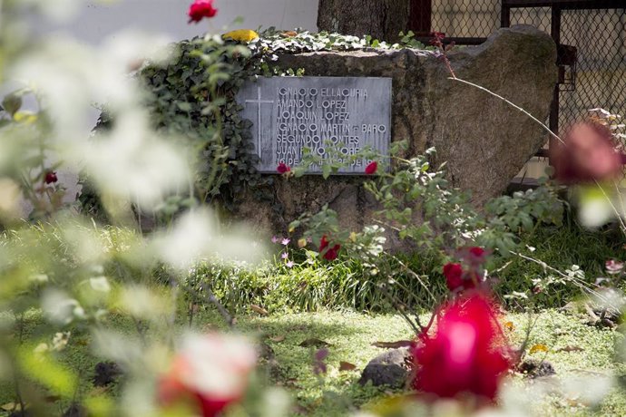 Placa en homenaje a los jesuítas asesinados en la Universidad Centroamericana de El Salvador
