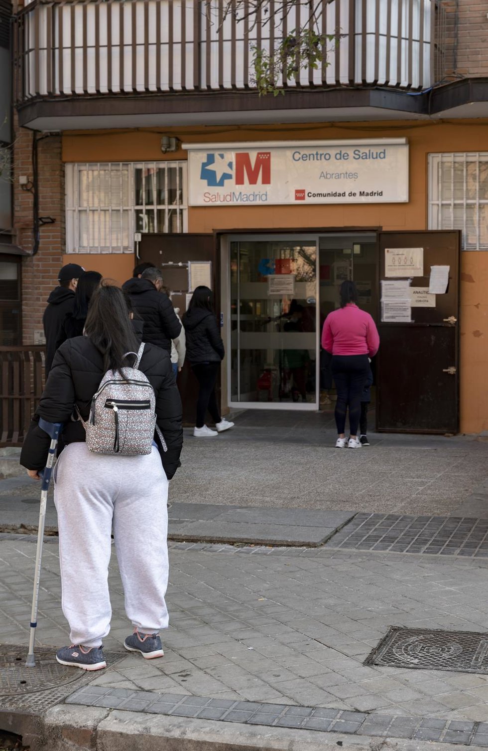 Un grupo de personas esperan en una fila en el Centro de Salud Abrantes