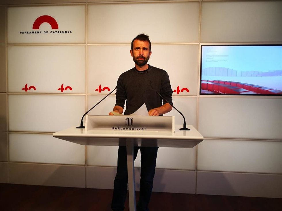 Archivo - El secretario tercero de la Mesa del Parlament y diputado de la CUP, Pau Juvill, en rueda de prensa en el Parlament