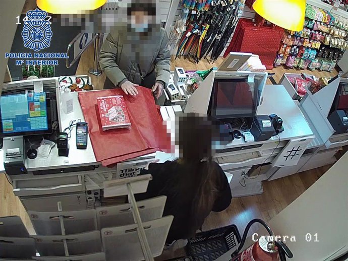 La autora de los hechos cobrando a  una clienta