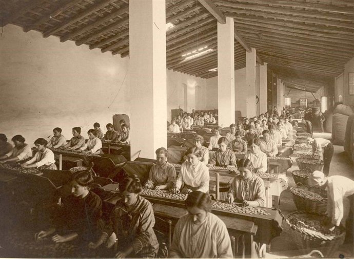 Trabajadoras de Manufacturas de Corcho SA en Palafrugell (Girona) en 1920