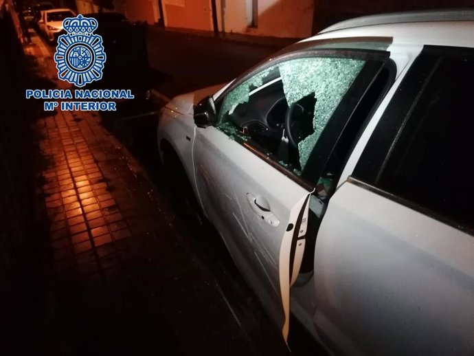 Ventana de un vehículo fracturada para robar cosas de su interior