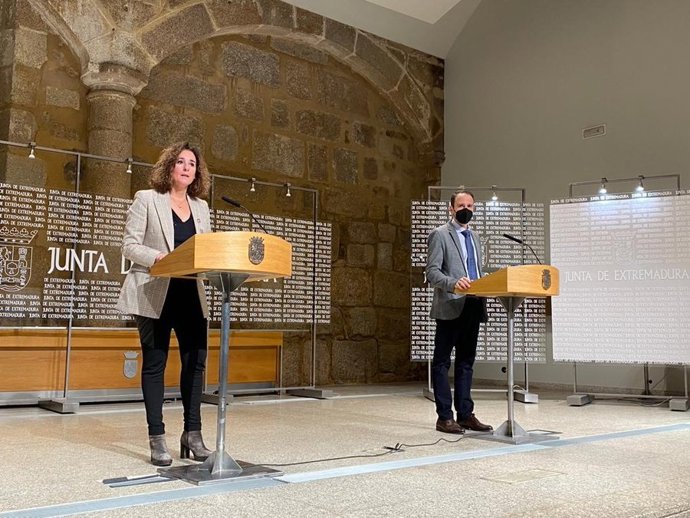La consejera para la Transición Ecológica y Sostenibilidad, Olga García, y el director general de Planificación e Infraestructuras Hidráulicas, Álvaro Jiménez, en rueda de prensa para hacer balance de obras hidráulicas en Extremadura en 2021