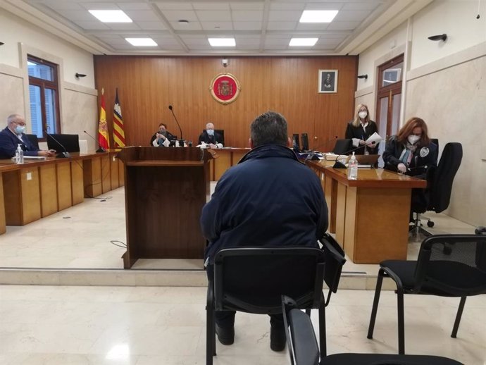 El acusado de violar a su pareja en Mallorca, sentado en la Audiencia Provincial para el juicio.
