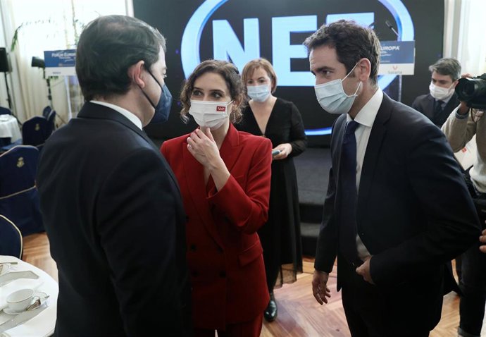 El presidente de Castilla y León y candidato a la reelección, Alfonso Fernández Mañueco; la presidenta de la Comunidad de Madrid, Isabel Díaz Ayuso; y el secretario general del PP, Teodoro García Egea, en un desayuno  el 10 de enero de 2022 en Madrid.
