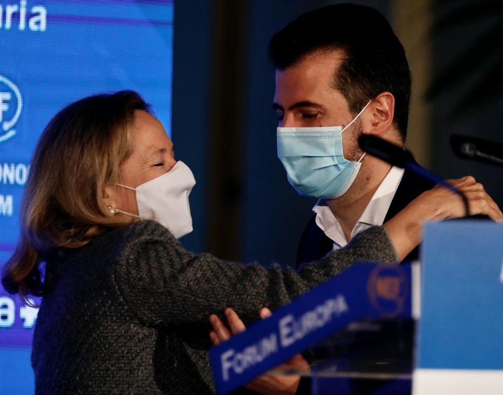 La vicepresidenta primera y ministra de Asuntos Económicos y Transformación Digital, Nadia Calviño, y el secretario general del PSOE de Castilla y León, Luis Tudanca, se abrazan en un desayuno informativo del Fórum Europa