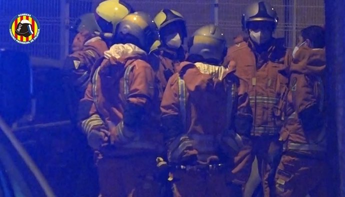 Bomberos en el incendio de Moncada (Valencia)